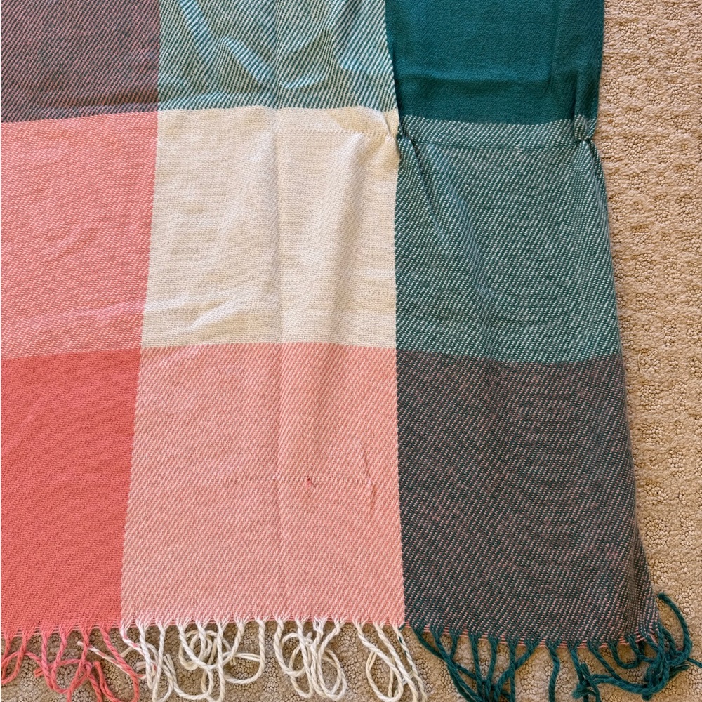 Beautiful Warm Scarf, Good Condition - Picture 4 of 4